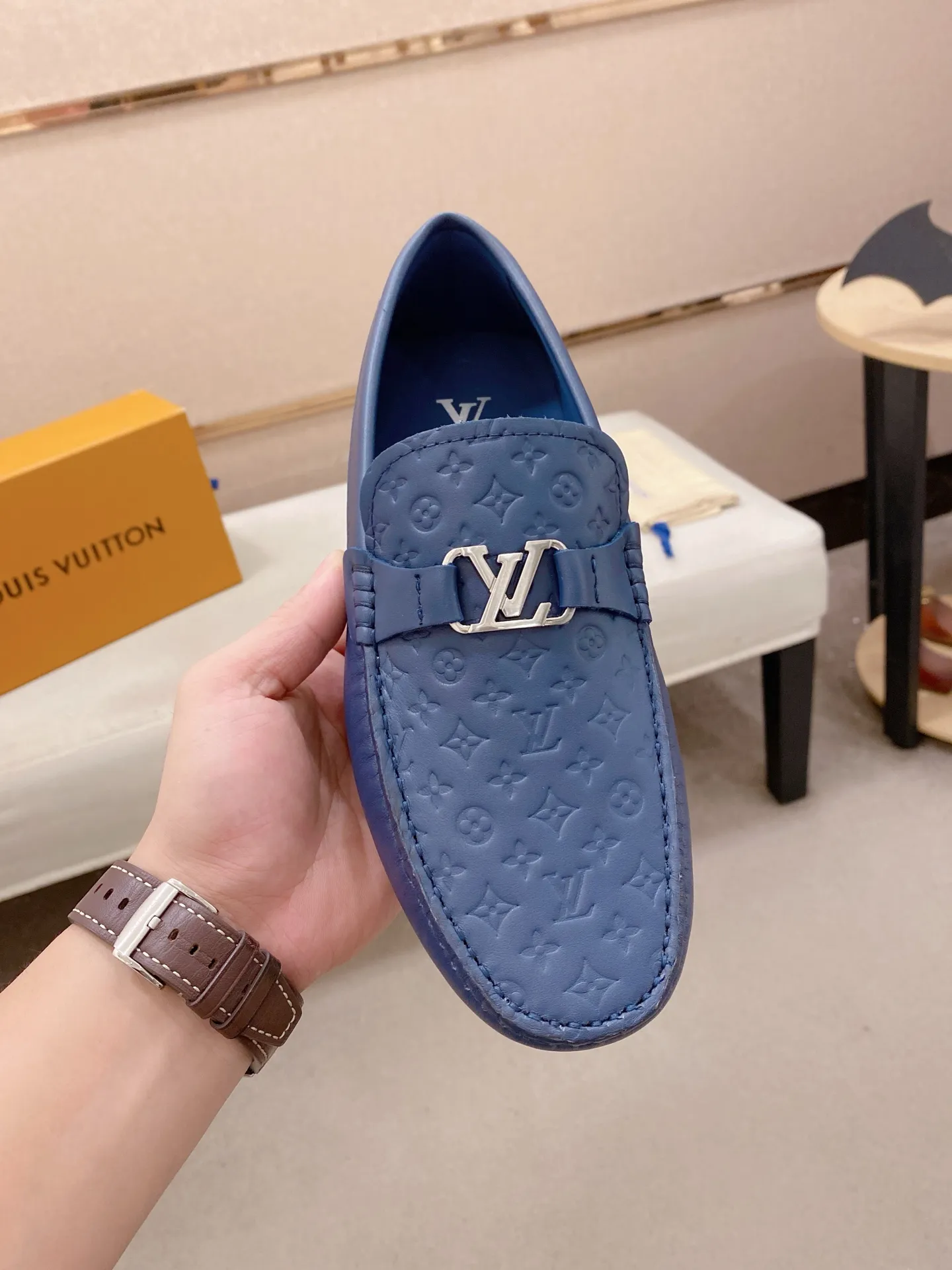 Factory price: 500💰High-end quality! LV 🆕🆕Exclusive hot-selling products in stock🔥🔥New products on the shelves, high-quality Ferragamo men's pea shoes, high-end casual driving shoes, with complete packaging! 💪 💪 Material: imported first-layer cowhide 🐂 + imported high-quality buffalo leather lining + wear-resistant outsole 👍🏻👍🏻 Features: high-end and comfortable, purely handmade 🚀 🚀 Create the perfect shoes that suit you best 🔥 🔥 Size: (38-44) 45 standard size can be customized!